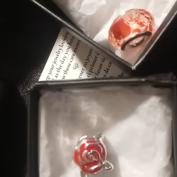 Avon hearts and roses snake chain charms . Nwt in box - Picture 2 of 6